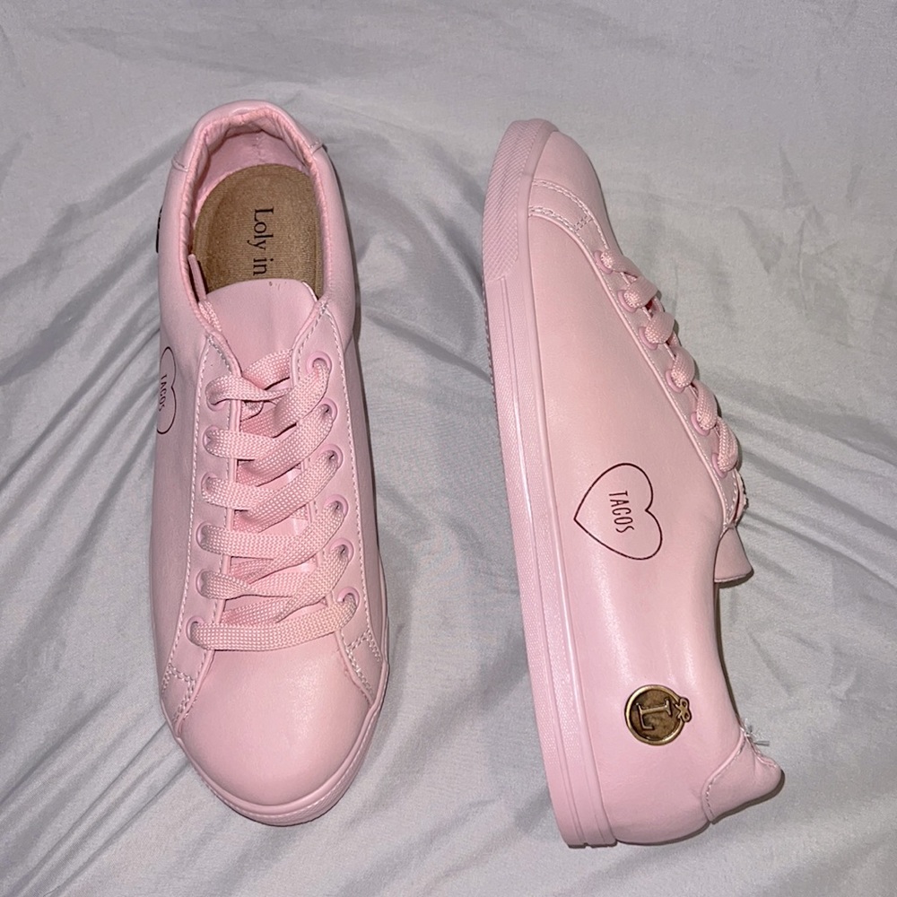 Pink Loly in the sky shoes! Original box and laces. Size 9. Vintage Style.